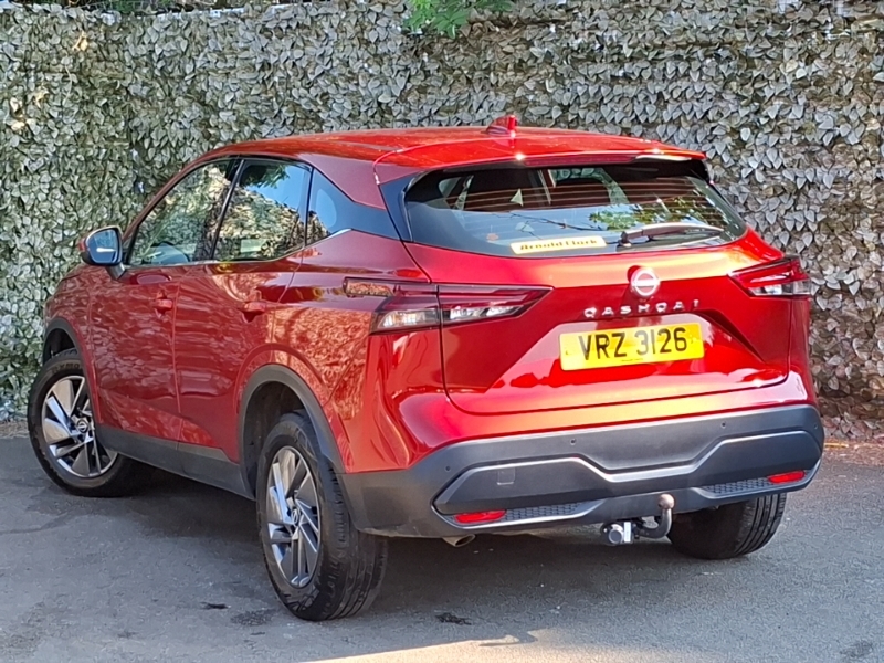 Nissan Qashqai 1.3 Dig-t Mh 158 Acenta Premium Xtronic Red #2