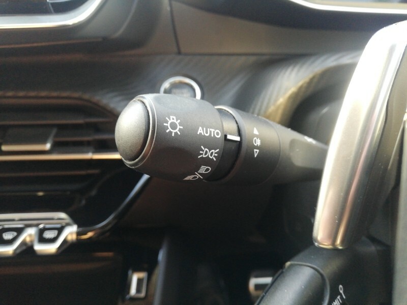 Peugeot 208 1.2 Puretech 100 Allure Premium Eat8 Black #19