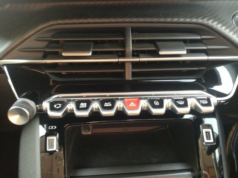 Peugeot 208 1.2 Puretech 100 Allure Premium Eat8 Black #18