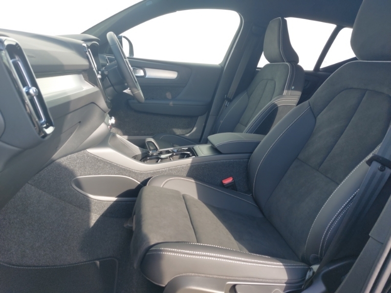 Volvo XC40 2.0 B3p Plus Black Edition Black #5