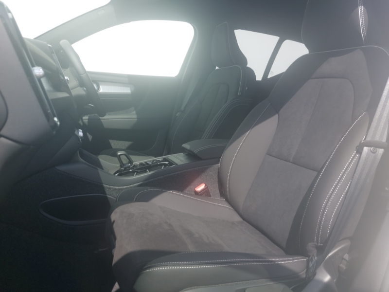 Volvo XC40 2.0 B3p Plus Black Edition White #3
