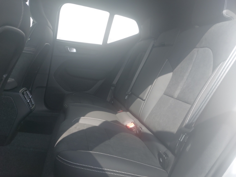 Volvo XC40 2.0 B3p Plus Black Edition White #4