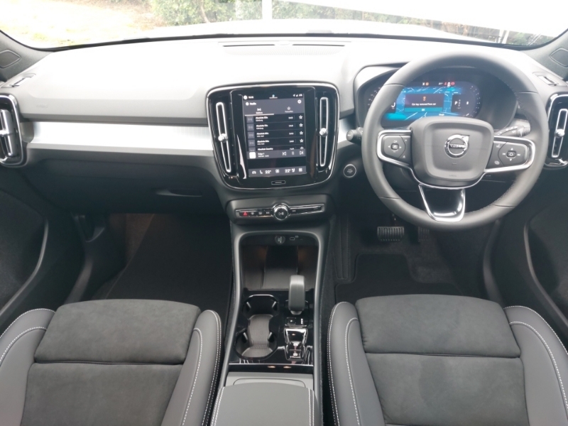 Volvo XC40 2.0 B3p Plus Black Edition White #3