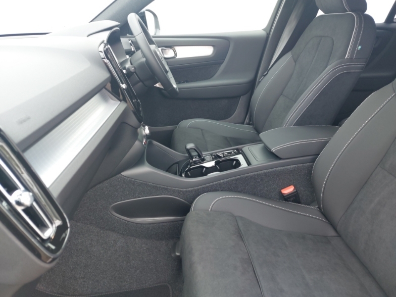 Volvo XC40 2.0 B3p Plus Black Edition White #5