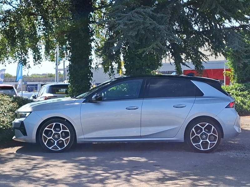 Vauxhall Astra 54Kwh Ultimate Sports Tourer 15 Red #4