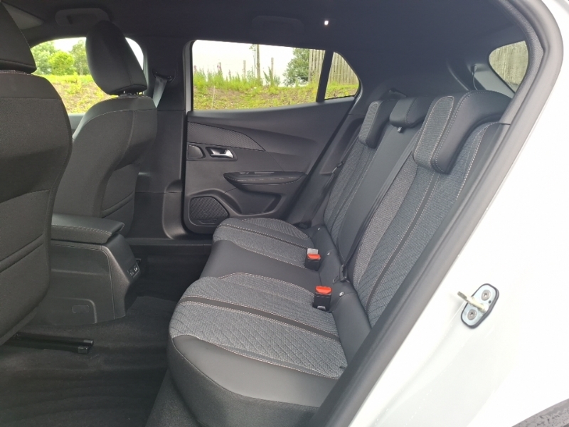 Peugeot 2008 1.2 Puretech Allure White #6