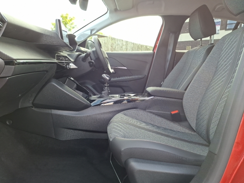 Peugeot 208 1.2 Puretech 100 Allure Red #5