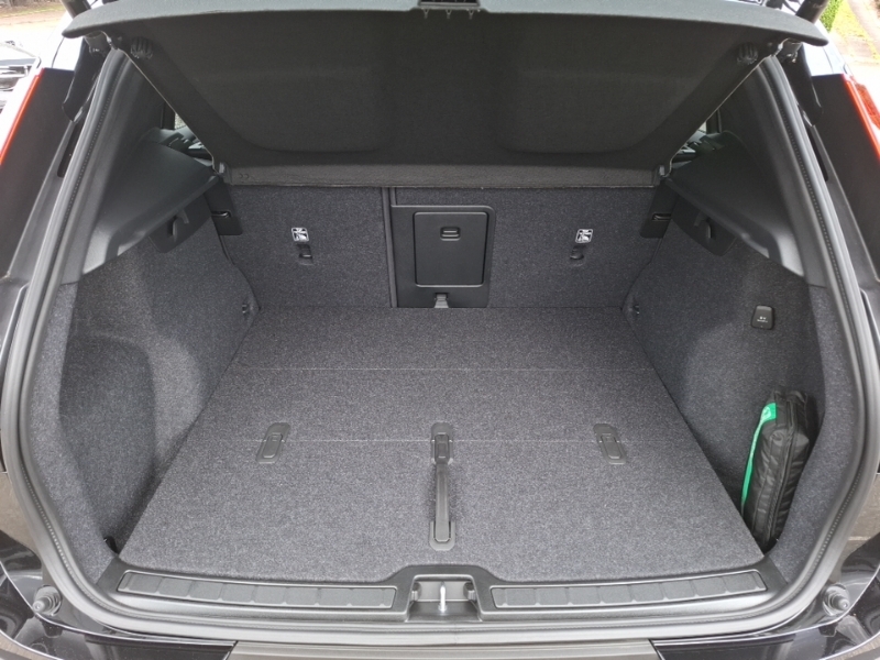 Volvo XC40 2.0 B4p Plus Black Edition Black #4