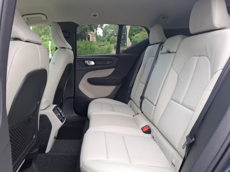 Volvo XC40 2.0 B4p Plus Pro Dark SB26NPU Blue #6