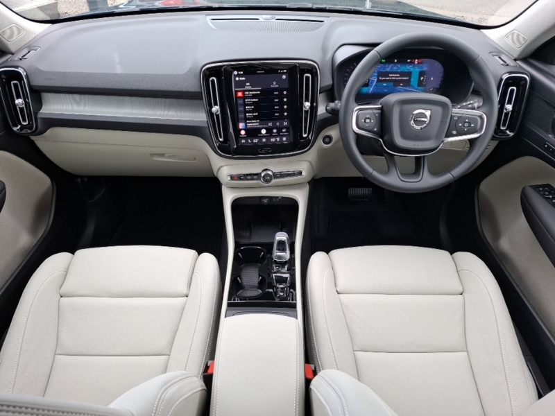 Volvo XC40 2.0 B4p Plus Pro Dark SB26NPU Blue #3