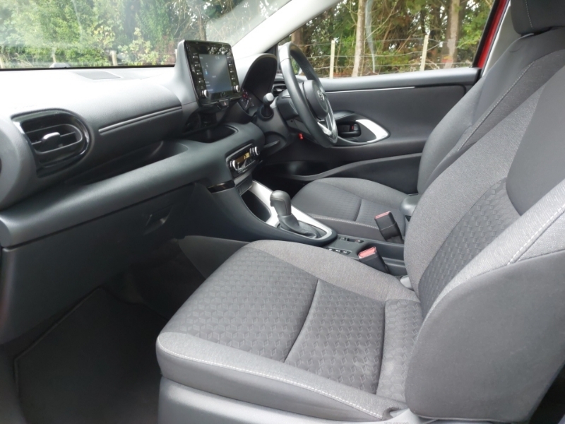 Toyota Yaris 1.5 Hybrid Icon Cvt Red #3