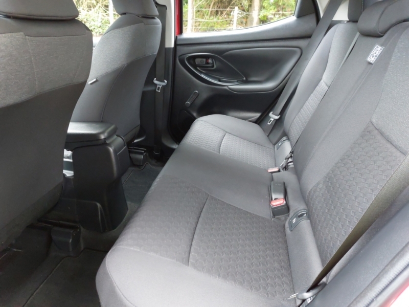 Toyota Yaris 1.5 Hybrid Icon Cvt Red #4