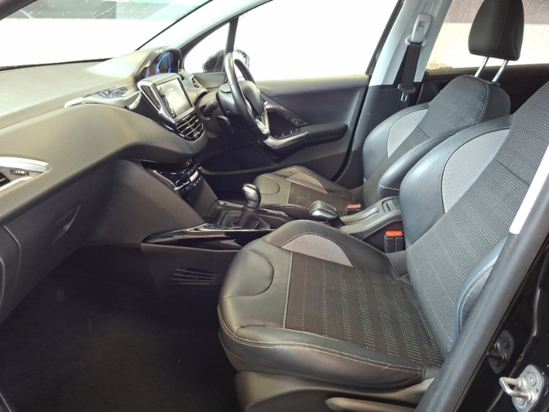 Peugeot 2008 1.2 Puretech Allure Black #5