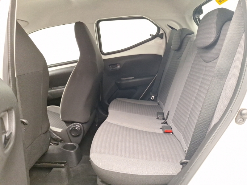 Toyota Aygo 1.0 Vvt-i X-play White #6