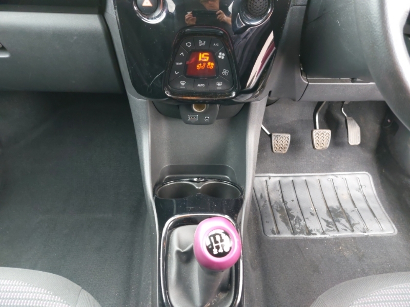 Toyota Aygo 1.0 Vvt I X Trend Funroof X Shift Euro White #17