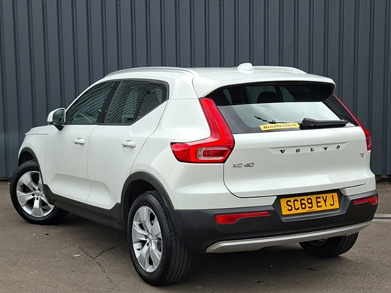 Volvo XC40 1.5 T3 163 Momentum White #2