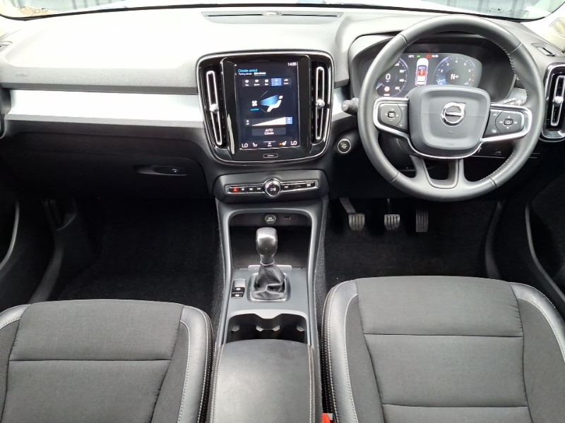 Volvo XC40 1.5 T3 163 Momentum White #3