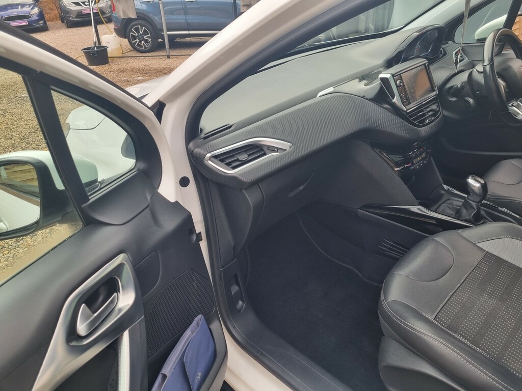 Peugeot 2008 1.2 Puretech Allure Premium White #6