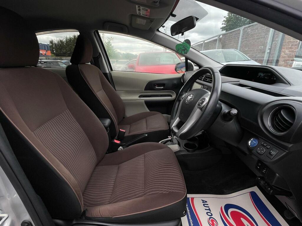Toyota Aqua Auto White #8