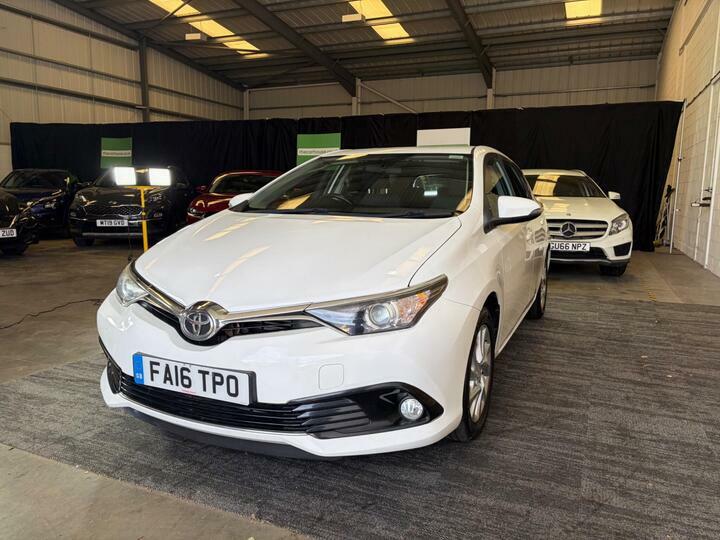 Toyota Auris 1.6 D-4d Business Edition Euro 6 Ss White #2