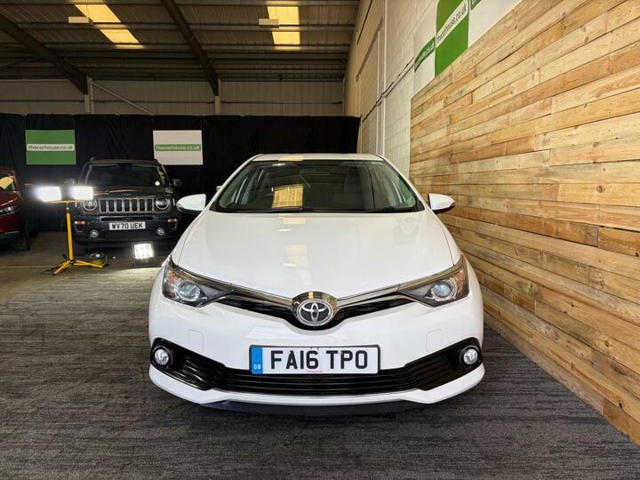 Toyota Auris 1.6 D-4d Business Edition Euro 6 Ss White