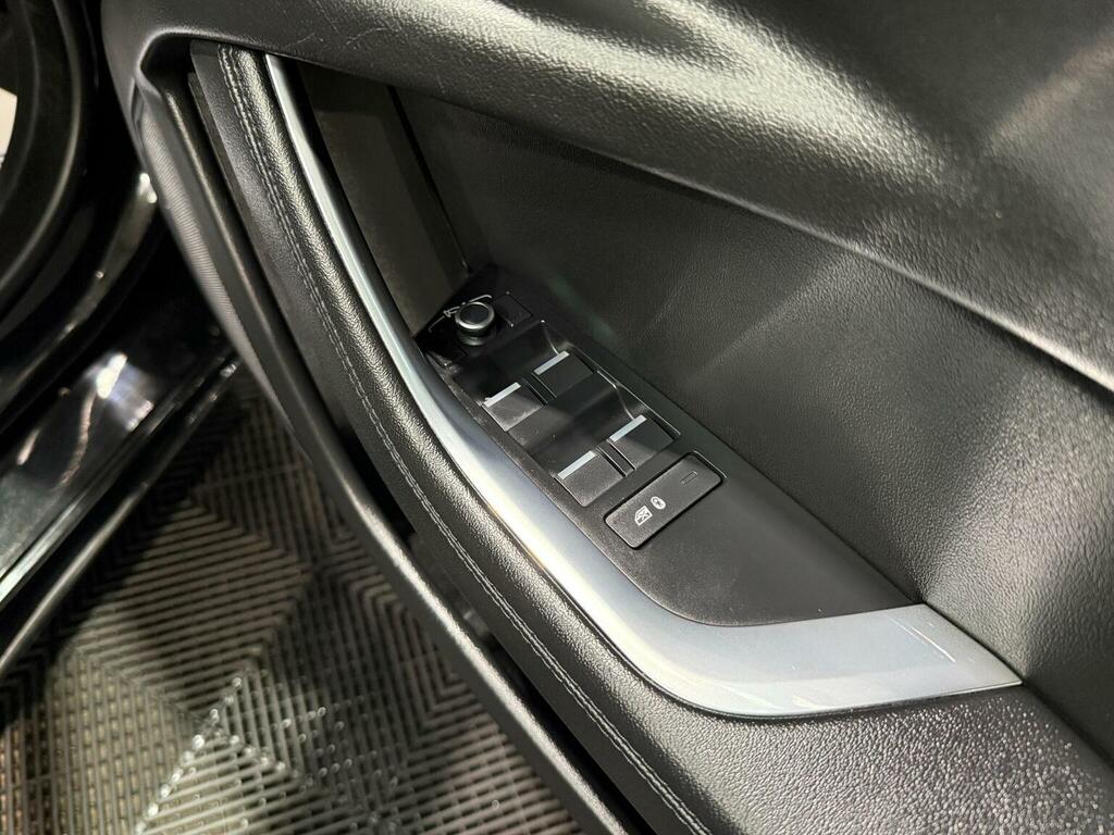 Jaguar XE 2.0 P250i R-dynamic S Saloon Euro Black #35