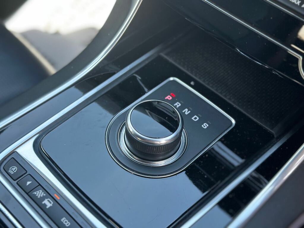 Jaguar XE Saloon 2.0I Gpf R-sport Euro 6 Ss 201 White #25