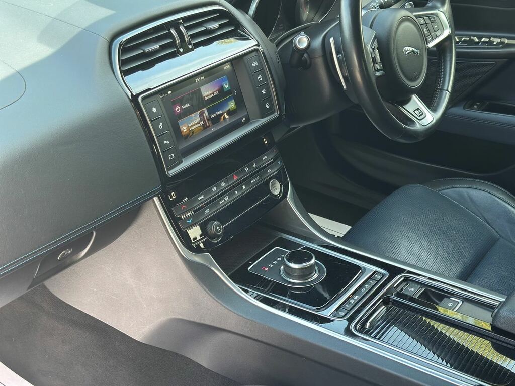 Jaguar XE Saloon 2.0I Gpf R-sport Euro 6 Ss 201 White #17