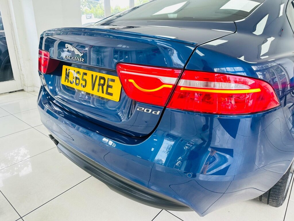Jaguar XE 2.0D Prestige Saloon Red #40