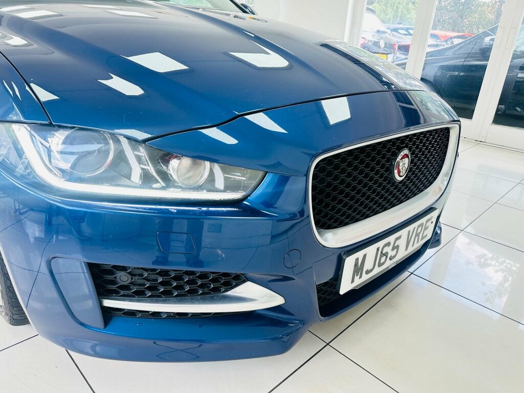 Jaguar XE 2.0D Prestige Saloon Red #32