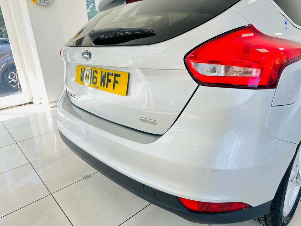 Ford Focus 1.5 Tdci 120 Zetec Navigation Estate 5-Door White #35