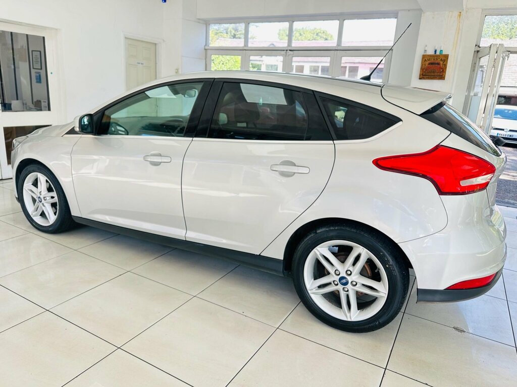 Ford Focus 1.5 Tdci 120 Zetec Navigation Estate 5-Door White #17