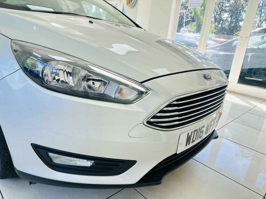 Ford Focus 1.5 Tdci 120 Zetec Navigation Estate 5-Door White #29