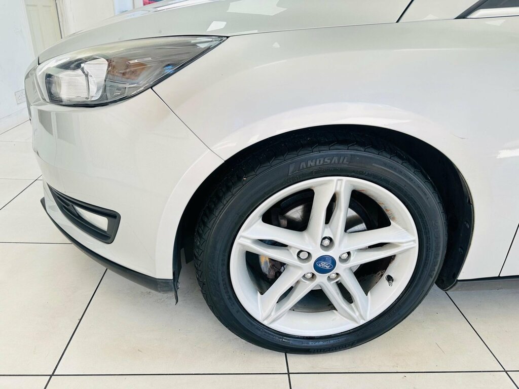 Ford Focus 1.5 Tdci 120 Zetec Navigation Estate 5-Door White #10