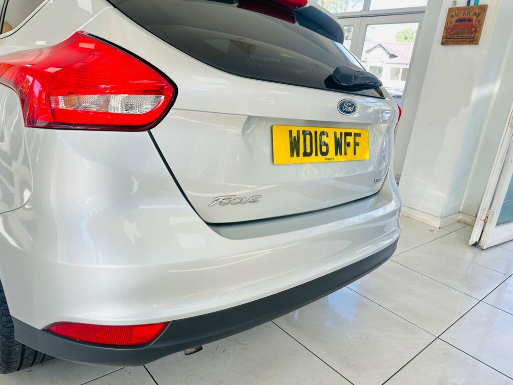 Ford Focus 1.5 Tdci 120 Zetec Navigation Estate 5-Door White #37