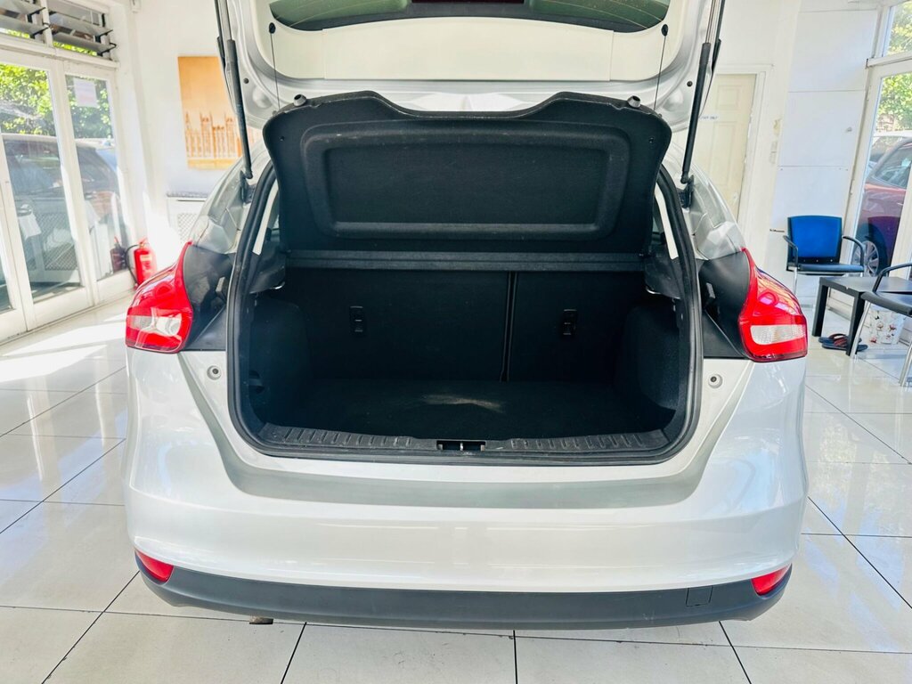 Ford Focus 1.5 Tdci 120 Zetec Navigation Estate 5-Door White #39