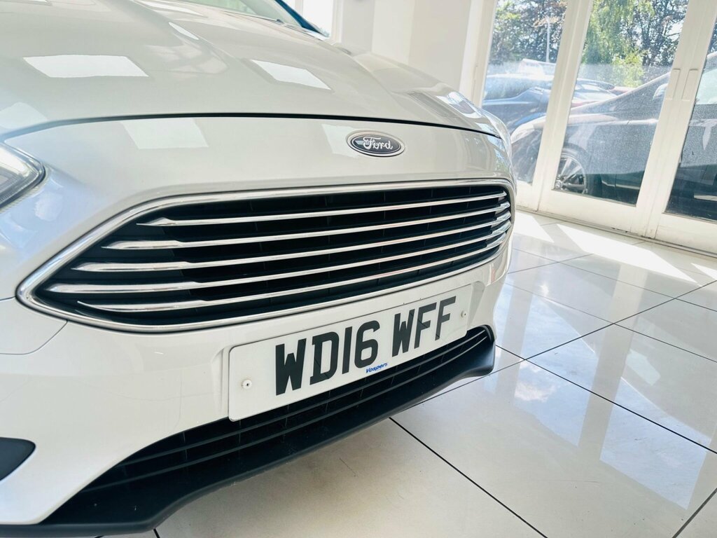 Ford Focus 1.5 Tdci 120 Zetec Navigation Estate 5-Door White #27