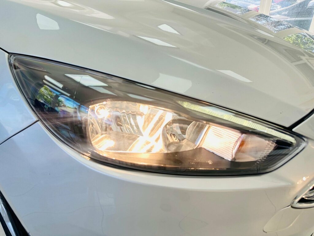 Ford Focus 1.5 Tdci 120 Zetec Navigation Estate 5-Door White #46