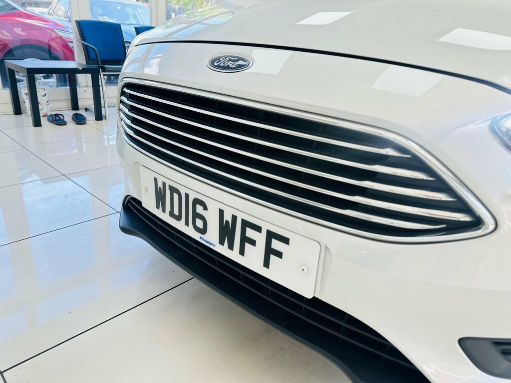 Ford Focus 1.5 Tdci 120 Zetec Navigation Estate 5-Door White #31