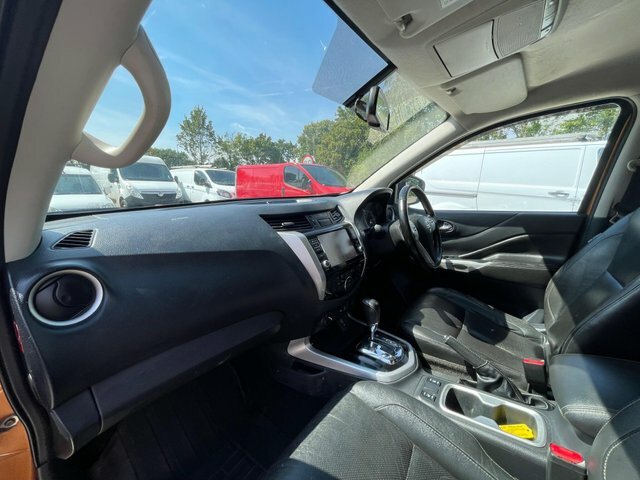 Nissan Navara Dci Tekna 4Wd Yellow #6