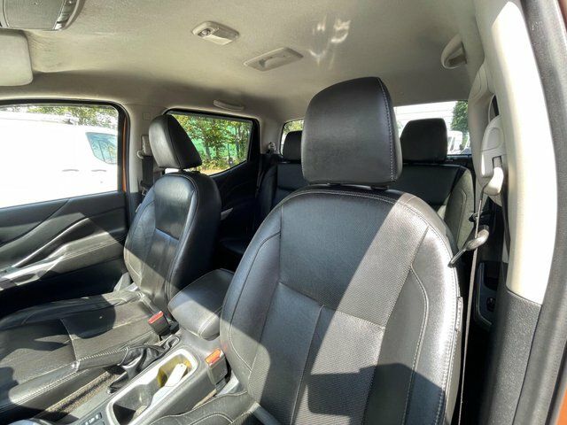 Nissan Navara 2.3 Dci Tekna Pickup Double Cab 4W Grey #56