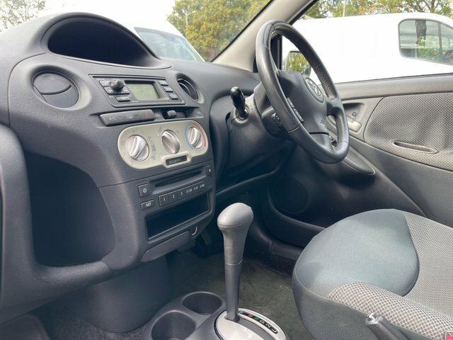 Toyota Yaris 1.3 Vvt-i T Spirit Black #11