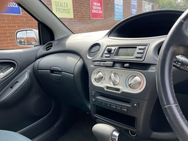Toyota Yaris 1.3 Vvt-i T Spirit Black #17