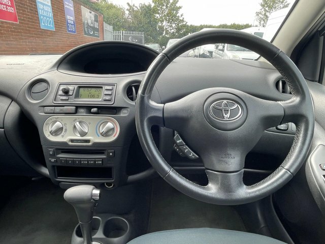 Toyota Yaris 1.3 Vvt-i T Spirit Black #9