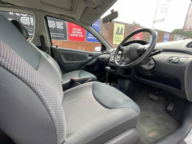 Toyota Yaris 1.3 Vvt-i T Spirit Black #8