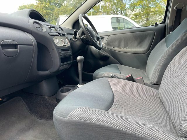 Toyota Yaris 1.3 Vvt-i T Spirit Black #43