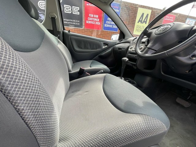 Toyota Yaris 1.3 Vvt-i T Spirit Black #24