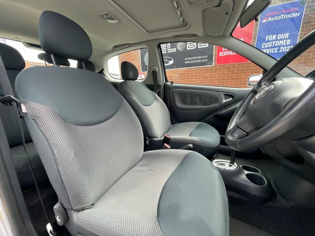 Toyota Yaris 1.3 Vvt-i T Spirit Black #21