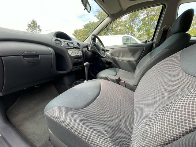 Toyota Yaris 1.3 Vvt-i T Spirit Black #10