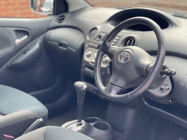 Toyota Yaris 1.3 Vvt-i T Spirit Black #20